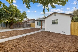 1406 W Roosevelt Ave in Visalia, CA - Foto de edificio - Building Photo
