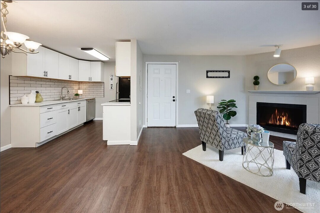 16817 Larch Way, Unit F-201 in Lynnwood, WA - Foto de edificio