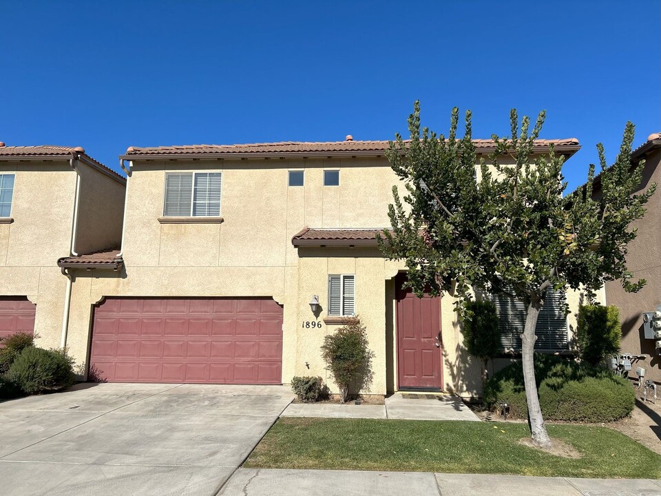 1896 W Roby Ave in Porterville, CA - Building Photo