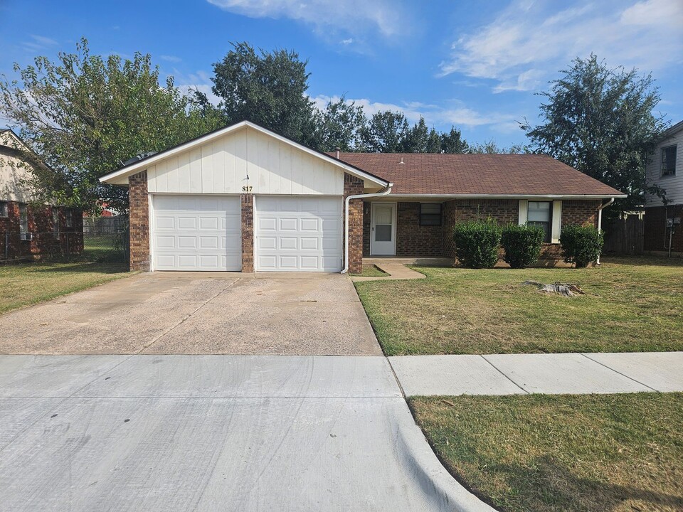 817 SW 27th St in Moore, OK - Building Photo