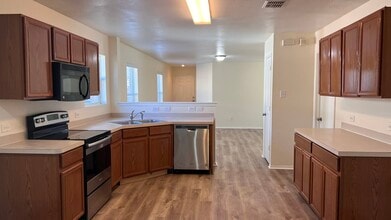 8911 Valley River Dr in Fort Worth, TX - Foto de edificio - Building Photo