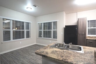 Sunset Lodge in Odessa, TX - Foto de edificio - Building Photo