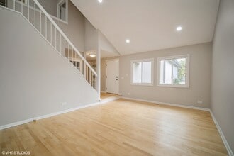 103 Viola Ct in Rolling Meadows, IL - Building Photo - Building Photo