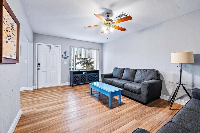 1223 Beach Rd in West Palm Beach, FL - Building Photo - Building Photo