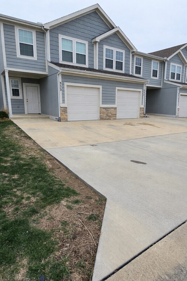 341 N 5th Ter in Louisburg, KS - Foto de edificio - Building Photo