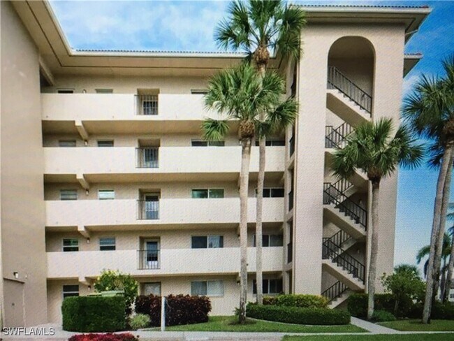 57 High Point Cir W in Naples, FL - Building Photo - Building Photo
