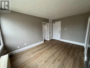 108-108 Grandville Ave in Toronto, ON - Building Photo - Building Photo