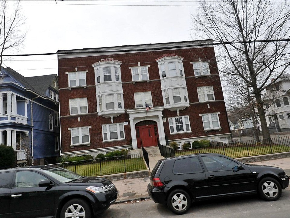 1476 Chapel St in New Haven, CT - Building Photo