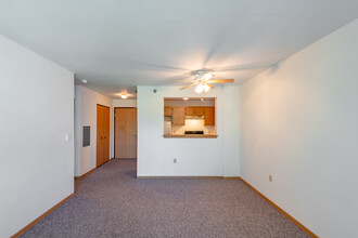 Thompson Meadows Apartments: 55+ Adult in St. Francis, WI - Foto de edificio - Interior Photo