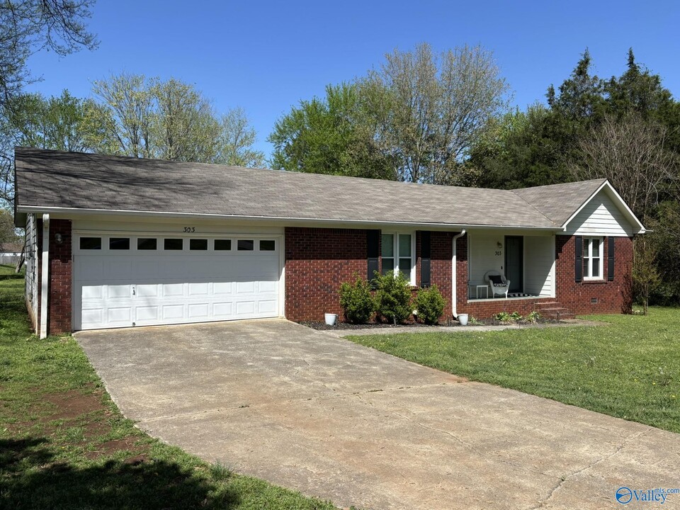 303 Monroe Rd in Meridianville, AL - Foto de edificio