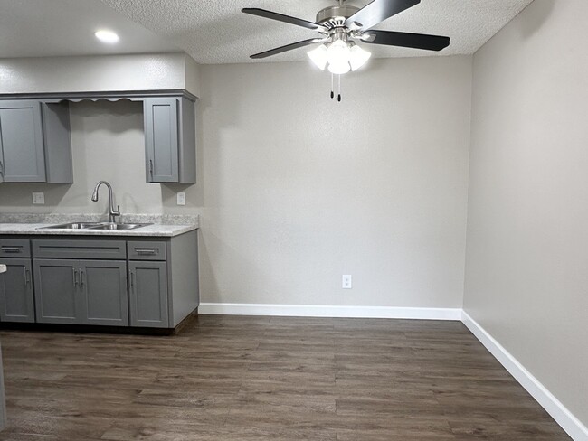 Meadowbrook Apartments in Reedley, CA - Building Photo - Building Photo