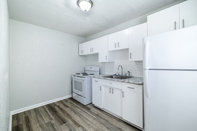 Meadowlark Apartments in Wichita, KS - Foto de edificio - Building Photo