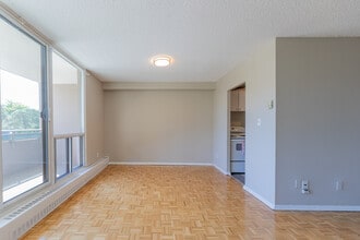 Summit Place in Oshawa, ON - Building Photo - Building Photo