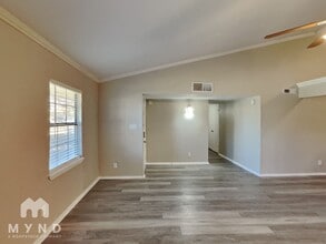 325 Hemlock Dr in Grand Prairie, TX - Foto de edificio - Building Photo