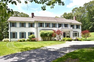 51 Squires Ln in New Canaan, CT - Building Photo