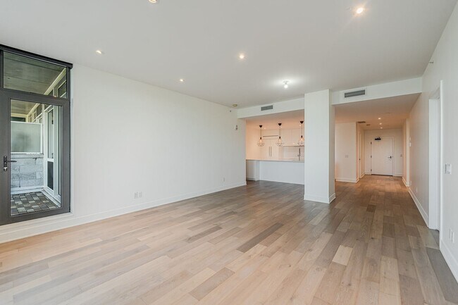 1010 Rue de la Commune E in Montréal, QC - Building Photo - Building Photo