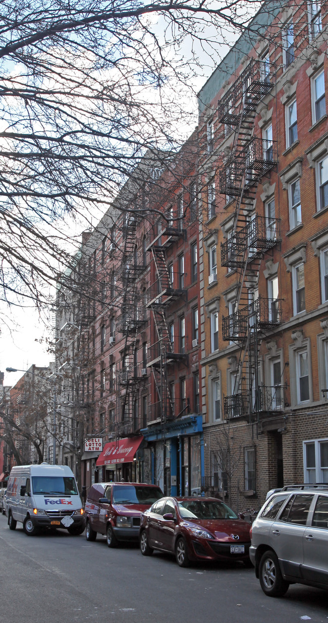 526 E 11th St in New York, NY - Foto de edificio - Building Photo