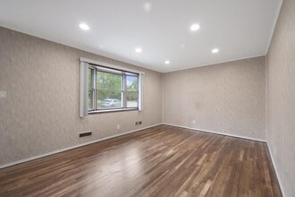 22 Heath Ln in East Northport, NY - Building Photo - Building Photo