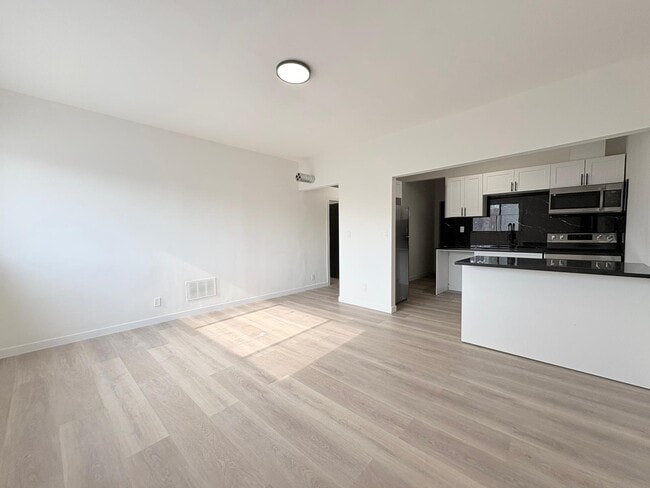 property at 1370 Wyandotte St E