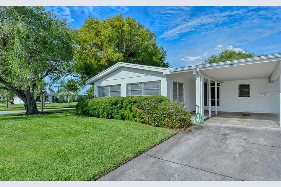 3211 Westford Ln in Sarasota, FL - Building Photo