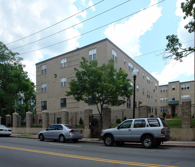 Eastern Plaza Condominiums in Washington, DC - Foto de edificio - Building Photo