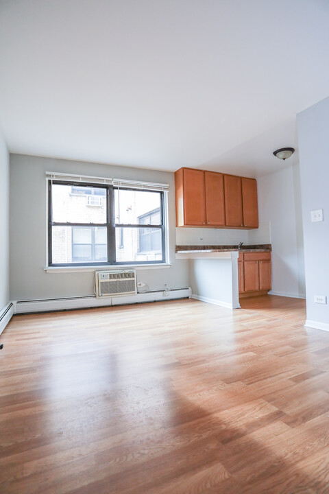 455 W Briar Pl, Unit #304 in Chicago, IL - Building Photo
