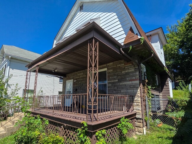 1330 Woodmont Ave in New Kensington, PA - Foto de edificio - Building Photo