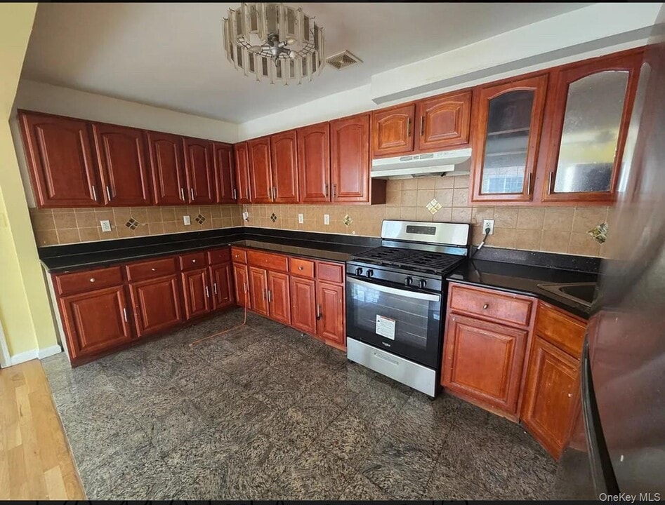 170-44 93rd Ave in Queens, NY - Building Photo