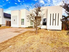 1009 La Muralla St in Laredo, TX - Building Photo - Building Photo