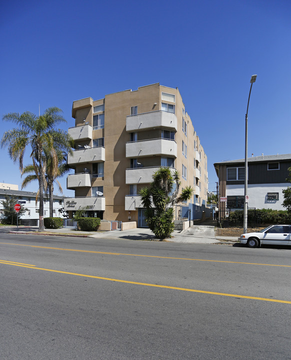 Skyline Apartments in Los Angeles, CA - Building Photo