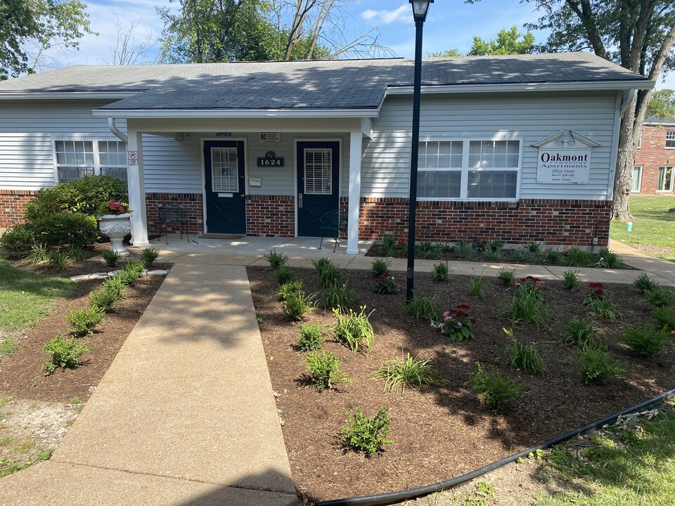 Oakmont Townhomes in St. Louis, MO - Building Photo