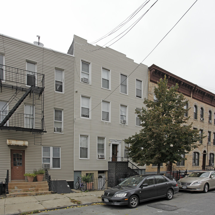 33 Withers St in Brooklyn, NY - Building Photo