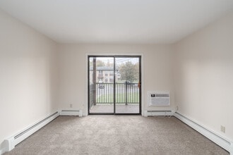 Franklin Park Apartments in East Syracuse, NY - Building Photo - Interior Photo