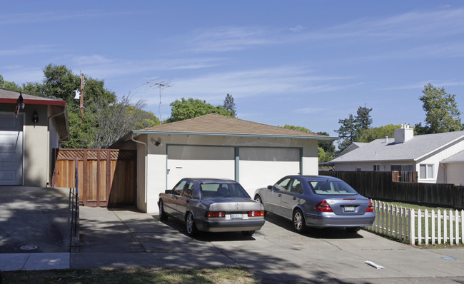 1878 Woodside Rd in Redwood City, CA - Building Photo - Building Photo