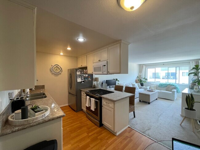 1600 Ardmore Ave, Unit 327 in Hermosa Beach, CA - Building Photo - Building Photo