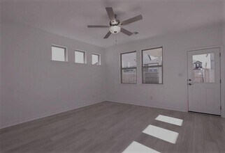 562 Papaya Dr in Buda, TX - Building Photo - Building Photo