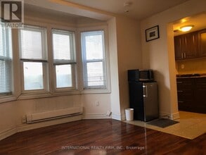 197 Dundas St E in Toronto, ON - Building Photo - Building Photo