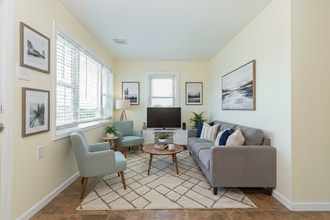 14 Lee Pl in Amityville, NY - Building Photo - Building Photo