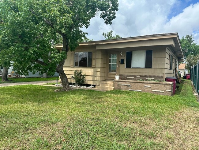 918 W 5th St in Freeport, TX - Building Photo - Building Photo