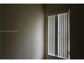 586 NW 114th Ave in Miami, FL - Building Photo - Building Photo