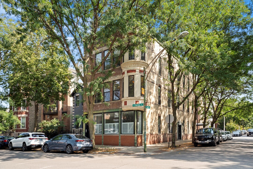 2329 N Oakley Ave, Unit 2W in Chicago, IL - Building Photo