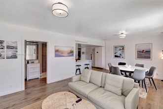 834 Ocean Dr in Miami Beach, FL - Building Photo - Building Photo