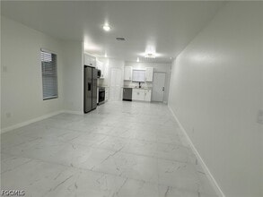 1775 Glenway Ct in Ft. Myers, FL - Foto de edificio - Building Photo