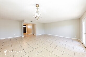 2119 W Eugie Ave in Phoenix, AZ - Foto de edificio - Building Photo