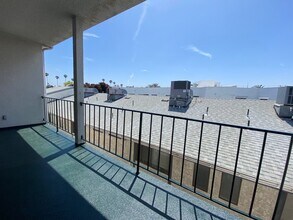 Large Remodeled 2x2 Unit with Huge Patio in Santa Monica, CA - Building Photo - Building Photo