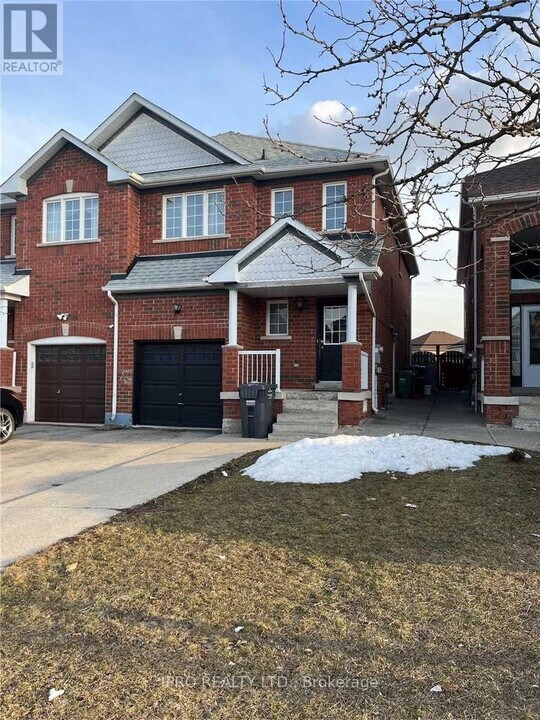 7 Flower Trail in Brampton, ON - Building Photo
