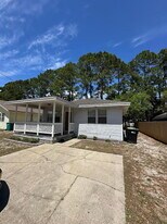 324 Michael Cir in Mary Esther, FL - Building Photo
