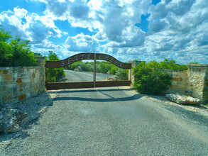 236 Valley View Dr in Uvalde, TX - Building Photo - Building Photo