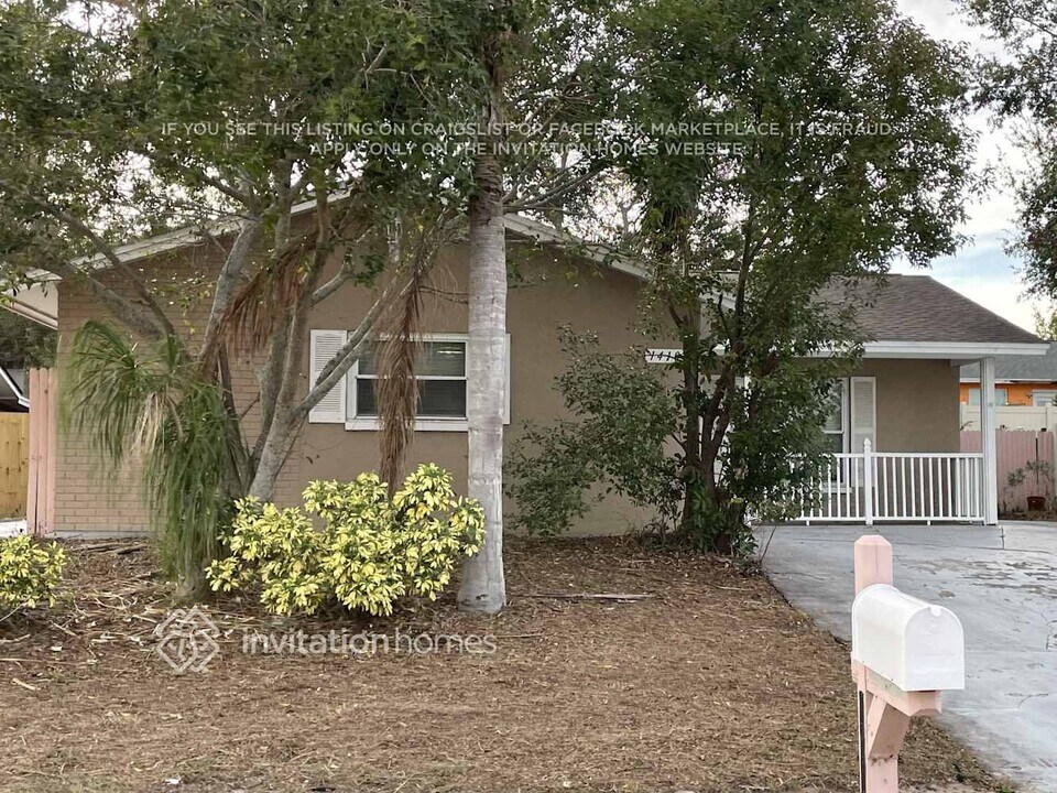 1410 Stonehaven Way in Tarpon Springs, FL - Foto de edificio