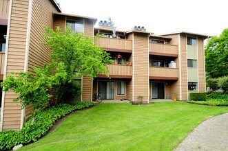 Brackett Apartments in Edmonds, WA - Building Photo - Building Photo